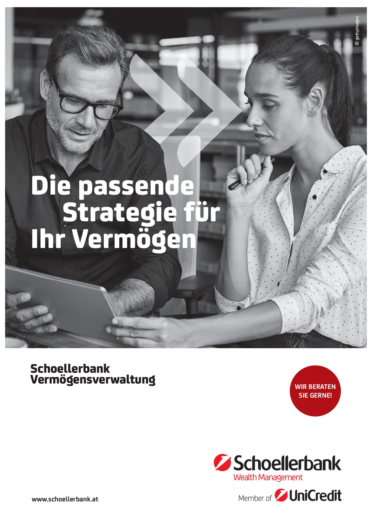 Cover Marketingfolder zeigt Mann und Frau vor Laptop. Als Headline steht: Die passende Strategie für Ihr Vermögen