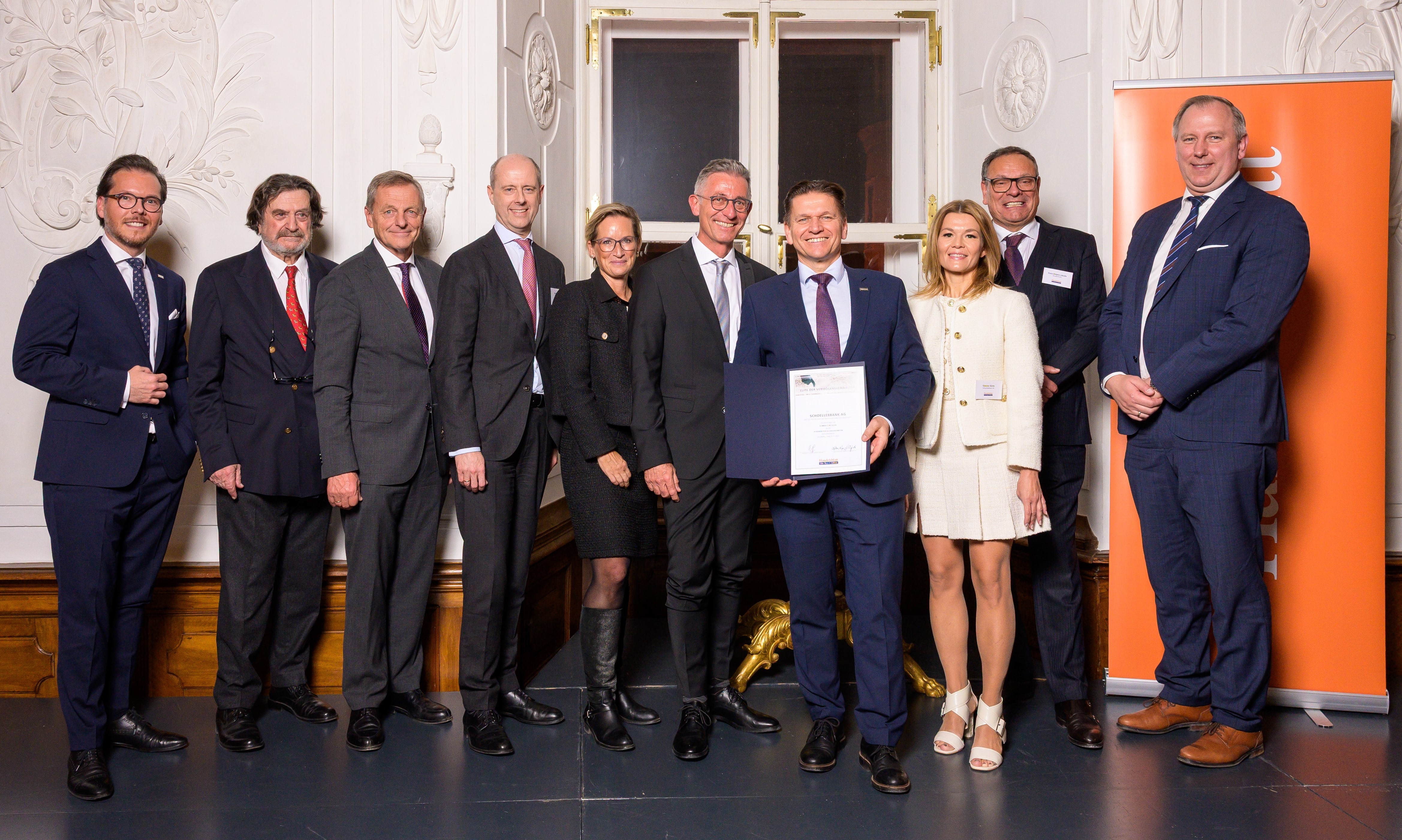 (Bildmitte): Helmut Siegler, Vorstandsvorsitzender Schoellerbank, mit Urkunde; (v. l.): Marcus Hirschvogl, Pressesprecher Schoellerbank; Hans-Kaspar von Schönfels, Chefredakteur und Herausgeber Handelsblatt Elite Report; Kommerzialrat Hans Scharfetter, La
