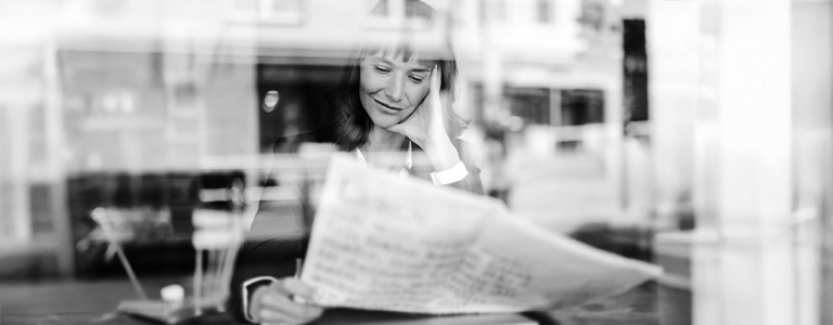 Frau liest Zeitung