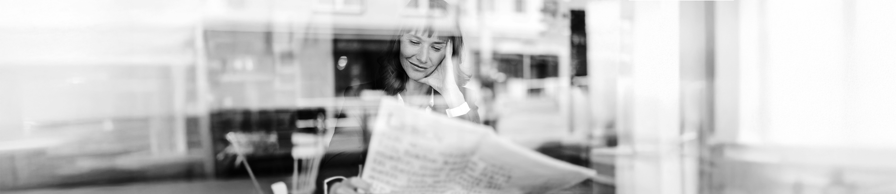 Frau liest Zeitung