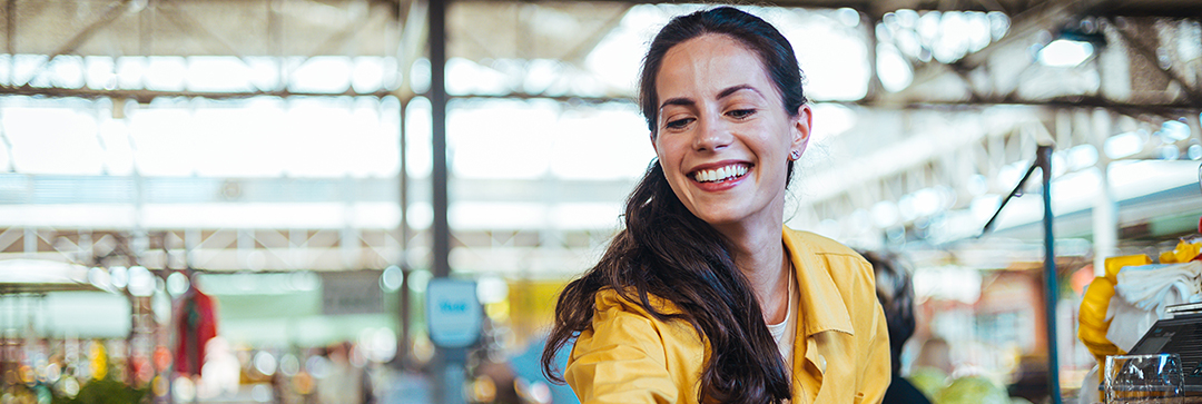 Bild mit einer Frau am Gemüsemarkt