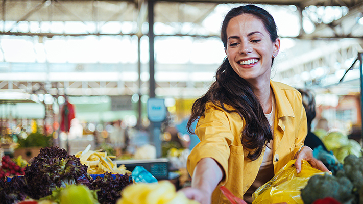 Bild mit einer Frau am Gemüsemarkt