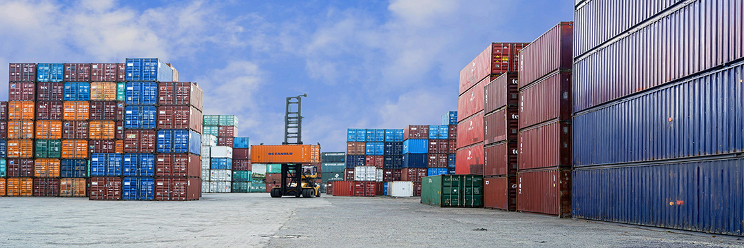 Bild von einem Containerterminal mit einem Kran