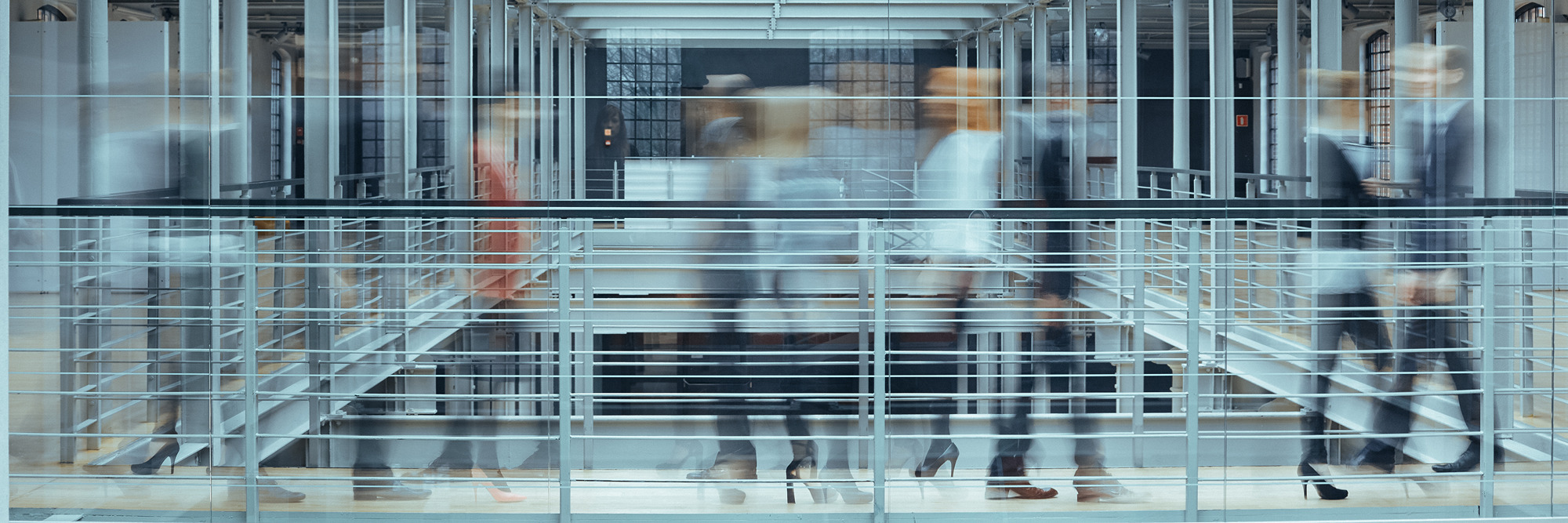 Verschwommene Menschen in Businessumfeld