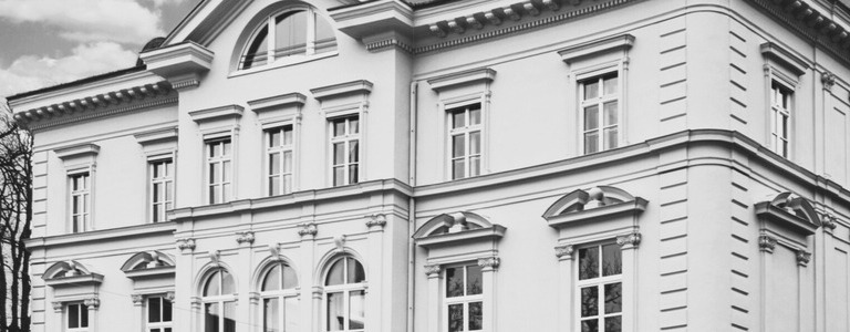 Schwarz-weiß Bild eines Hauses 